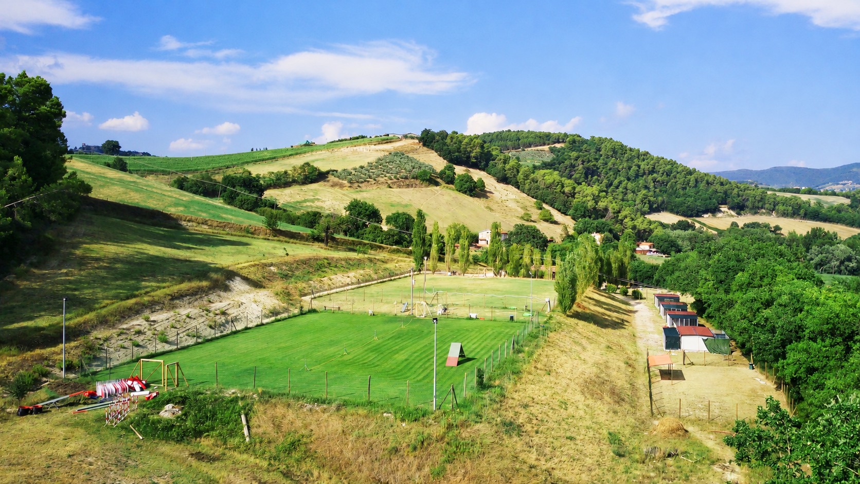 Il centro Dogs Club Umbria e le casette nella campagna di Collazzone