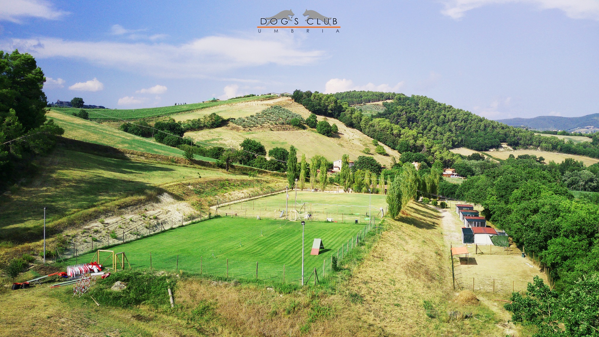 Il centro Dogs Club Umbria, la radura e le casette per i cani